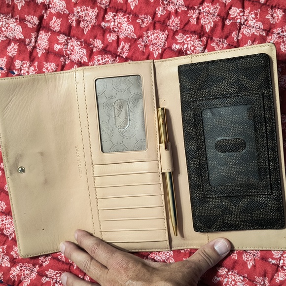 Michael Kors wallet - Picture 2 of 3